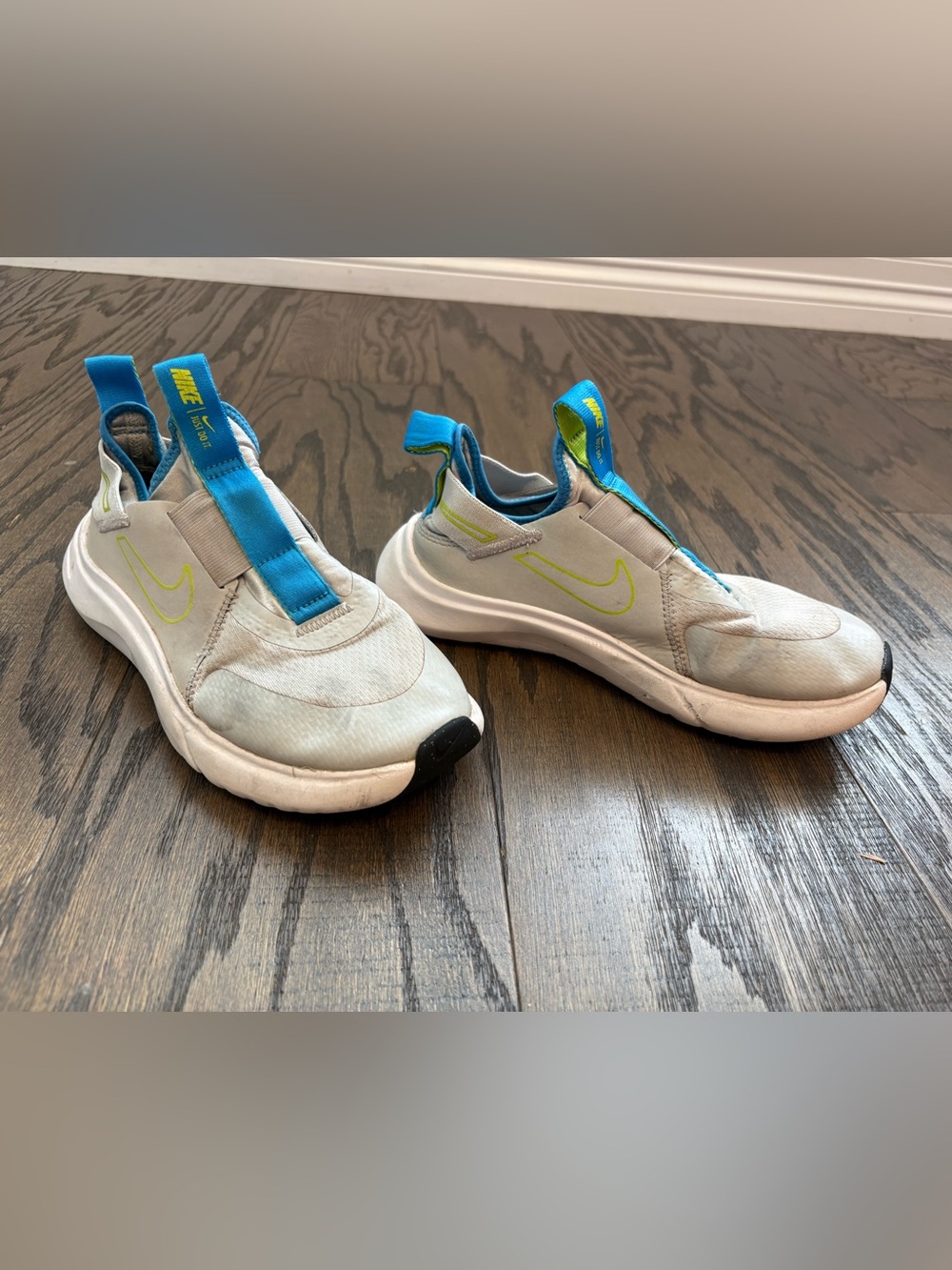 Boys Size 4 Youth Nike Slip-On Sneakers Tennis Shoes White & Blue